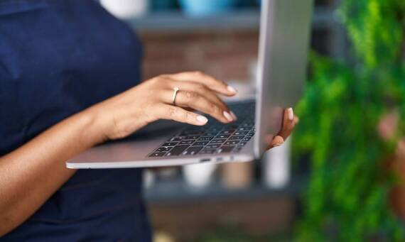 Jakie informacje powinny znaleźć się w sekcji doświadczenia zawodowego na LinkedIn?