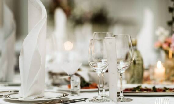 Stoły bankietowe a styl wesela - jak dopasować ich wygląd do motywu przewodniego?