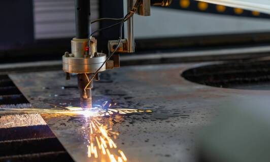 Grawer na metalu w produkcji przemysłowej – korzyści i zastosowania