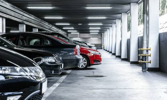 Jakie są korzyści z korzystania z parkingu strzeżonego w węźle Bielany Wrocławskie?