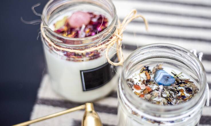 Jak zrobić świece z suszonymi kwiatami?