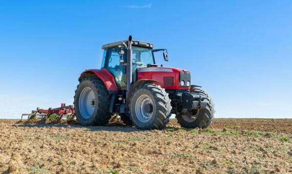 Jakie są kluczowe cechy ciągnika rolniczego 4x4, które zwiększają bezpieczeństwo pracy?