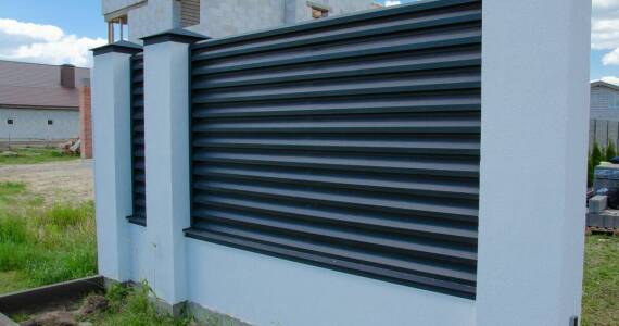 Jakie są różnice między ogrodzeniami aluminiowymi a stalowymi?