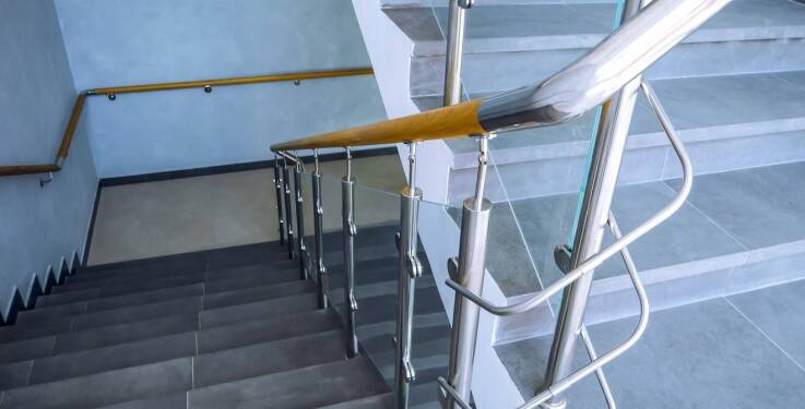 Jakie są korzyści z zastosowania balustrad całoszklanych w nowoczesnych budynkach?