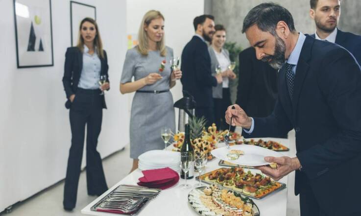 Catering na imprezy tematyczne - pomysły na niezapomniane przyjęcia w Skierniewicach