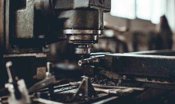 Jakie są zalety współpracy z firmą zajmującą się kompleksową obróbką metali?