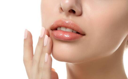 Jak zadbać o odpowiednie nawilżenie ust?