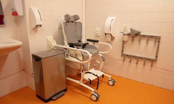 Innowacyjne technologie w łazienkach dla osób z ograniczoną mobilnością