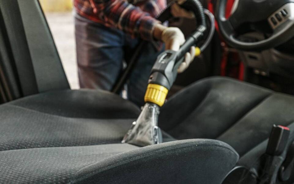 Jakie są najczęstsze problemy z tapicerką, które można rozwiązać dzięki praniu?