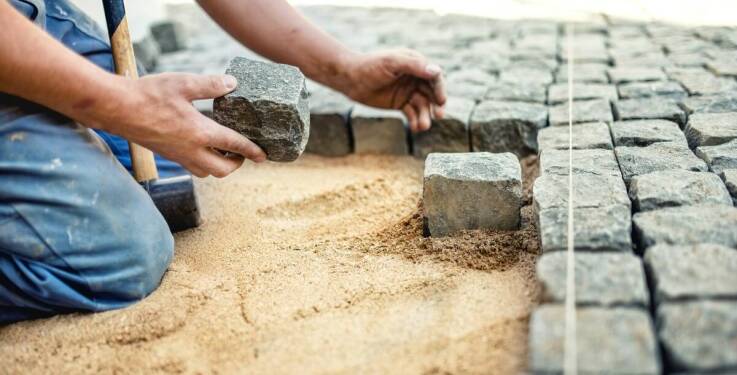 Kostka brukowa jako sposób na estetyczne wykończenie tarasu