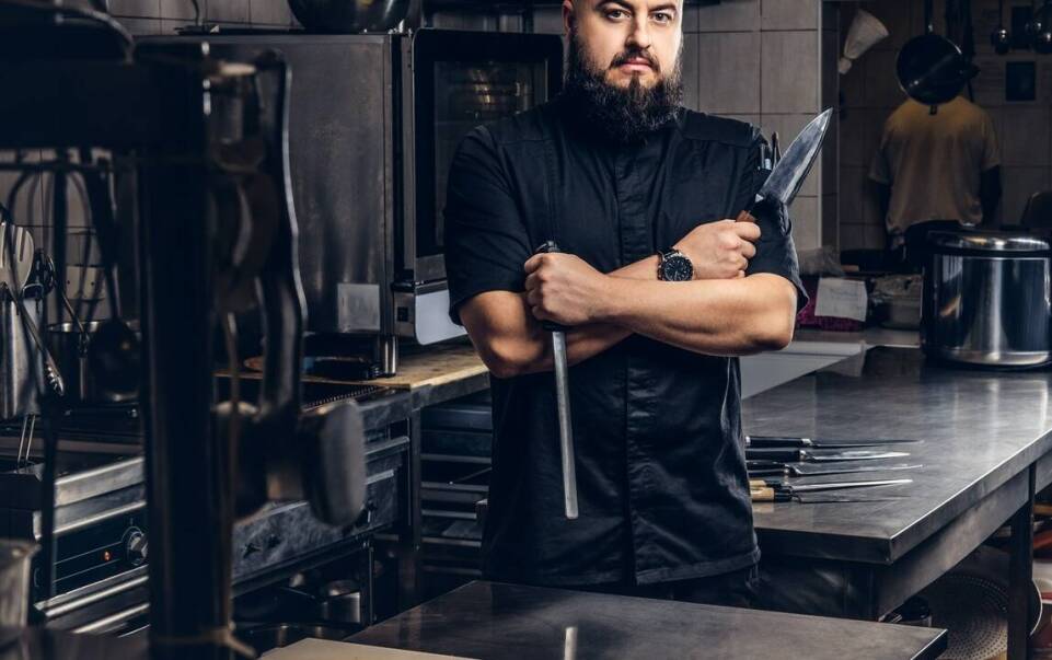 Jakie akcesoria odzieżowe zwiększają komfort pracy w kuchni?