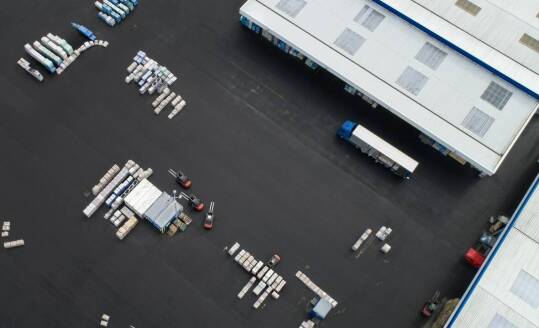 Jakie są zalety inwestycji w hale magazynowe dla rozwijających się firm?