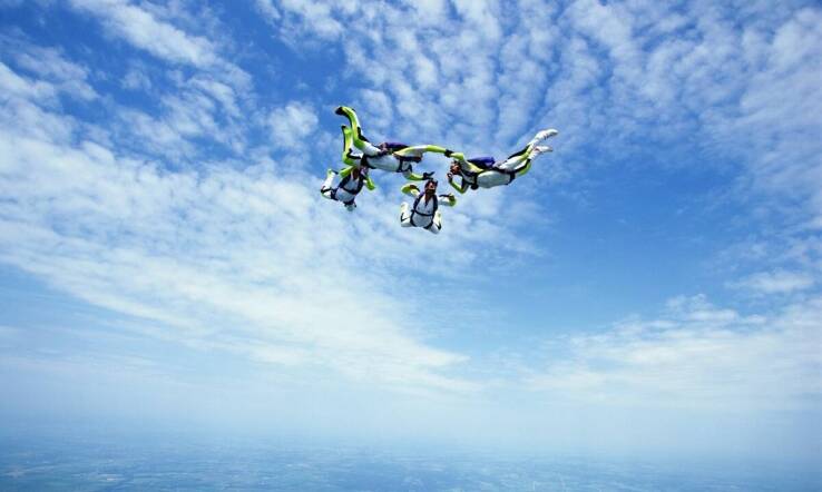 Jakie są korzyści z uczestnictwa w grupowych skokach spadochronowych?