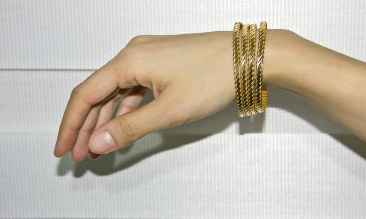 Skręcane kółka – nowoczesny trend w złotych kolczykach