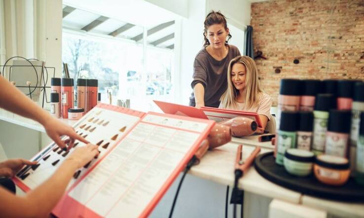 Jakie techniki stosuje personel salonu, aby zapewnić najwyższą jakość usług?