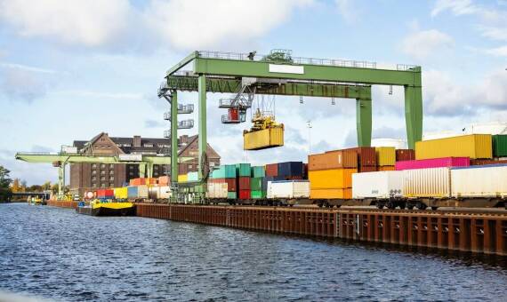 Jak oszacować koszt transportu samochodu na lawecie z Szwecji do Polski?