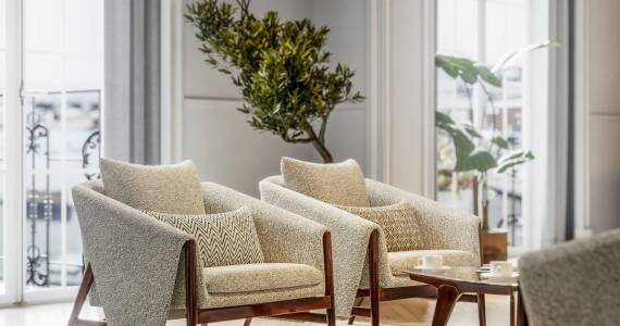 Jakie dodatki najlepiej współgrają z meblami tapicerowanymi z tkaniną vintage?