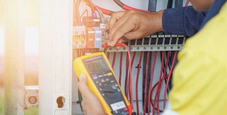 Dlaczego warto zlecić montaż instalacji elektrycznych profesjonalistom w Toruniu?