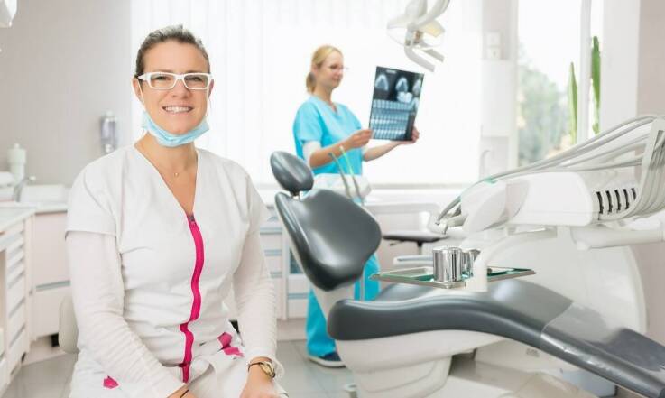 Implanty stomatologiczne – jak dentysta na Bemowie może pomóc w odbudowie uśmiechu?