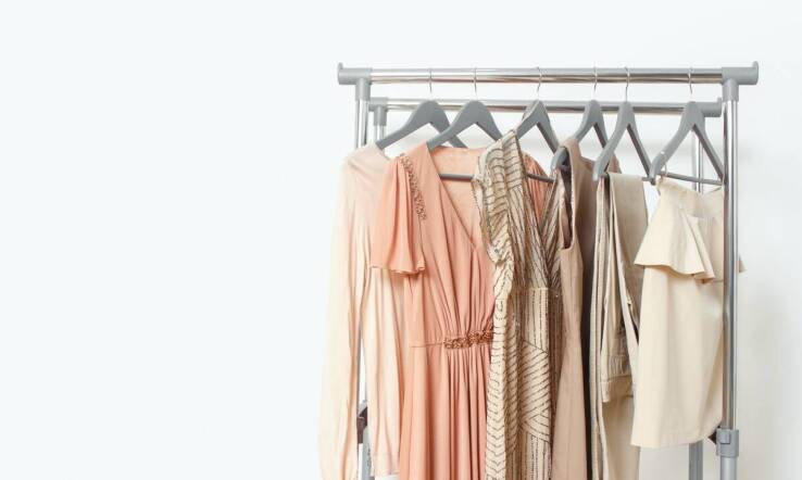 Popielaty płaszcz damski jako element kapsułowej garderoby