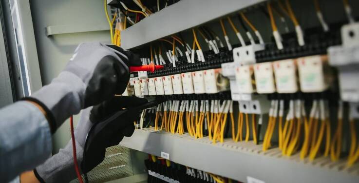 Jakie usługi oferuje profesjonalny elektryk przy montażu instalacji elektrycznych?