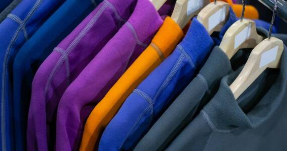 Dlaczego bluzy z kapturem cross są idealnym rozwiązaniem dla osób aktywnych?