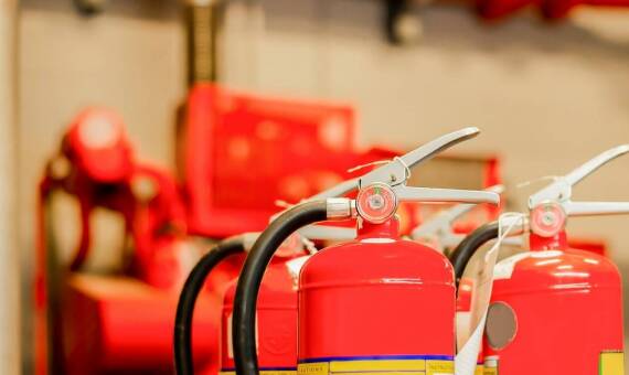 Farba ppoż do stali – jakie są zalety stosowania w nowoczesnym budownictwie?
