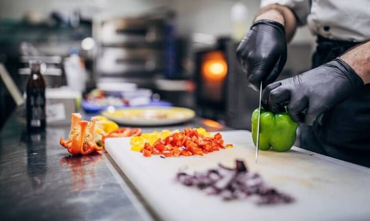 Dlaczego warto odwiedzić restaurację, która przygotowuje dania z produktów od lokalnych dostawców?