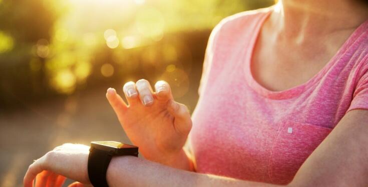 Smartwatch damski okrągły jako stylowy dodatek do codziennych stylizacji