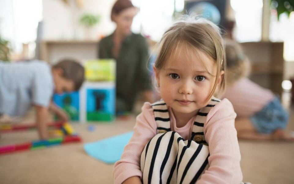 Dlaczego wybór stołu z drewna dla dziecka jest korzystny?