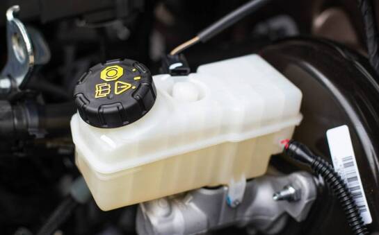 Jakie normy powinien spełniać płyn hamulcowy, aby zapewnić bezpieczeństwo?