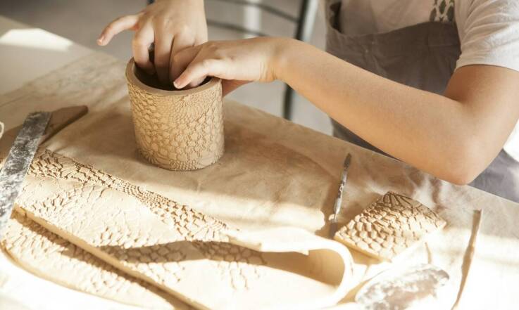 Warsztaty ceramiczne jako forma twórczej ekspresji: odkryj swoje możliwości