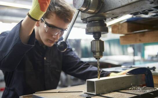 Głębokie wiercenie jako technika w hydraulice siłowej – co warto wiedzieć?