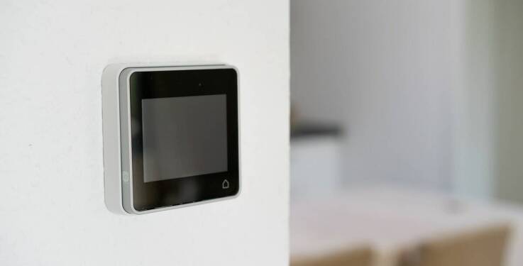 Jakie są zalety automatyzacji instalacji elektrycznych w domach?