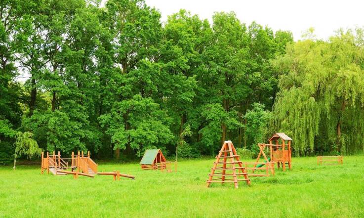 Inspiracje na aranżację przestrzeni z drewnianym placem zabaw