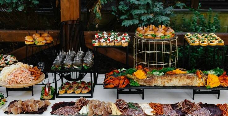 Imprezy firmowe z cateringiem – co serwować gościom?