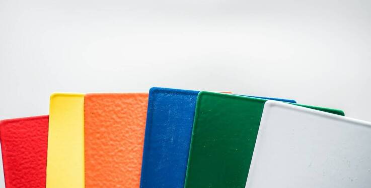 Jakie kolory i wzory najlepiej sprawdzają się na etykietach foliowych samoprzylepnych?