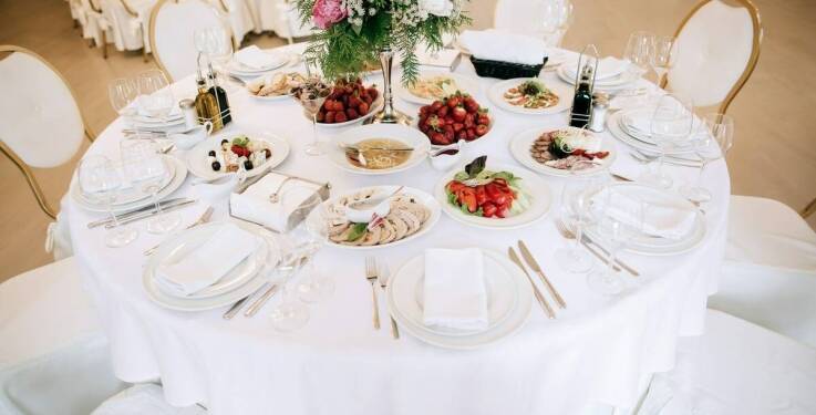 Catering dla firm śląsk a organizacja eventów plenerowych – co warto wiedzieć?