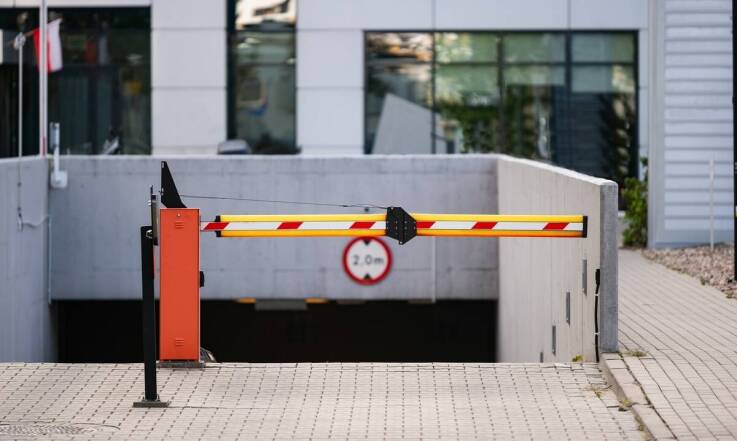 Dlaczego warto skorzystać z parkingu strzeżonego w Białych Błotach?