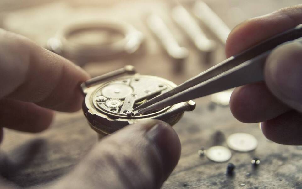Jakie są zalety korzystania z usług doświadczonego zegarmistrza?