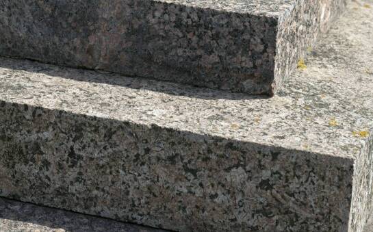 Inspiracje dla architektów: nietypowe zastosowania płytek granitowych w projektach budowlanych