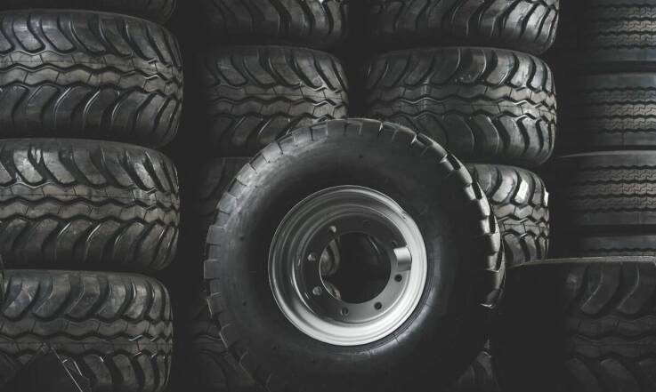 Zastosowanie kółek gumowych w wózkach transportowych: co warto wiedzieć?