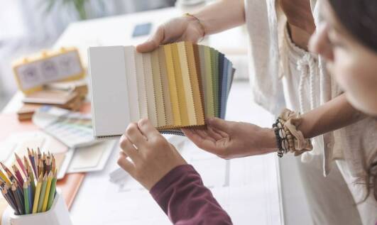 Farby elewacyjne a trwałość elewacji – jakie materiały wybrać?