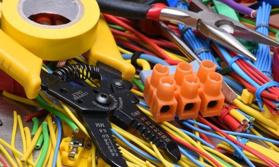 Jakie materiały są najczęściej wykorzystywane w instalacjach elektrycznych?