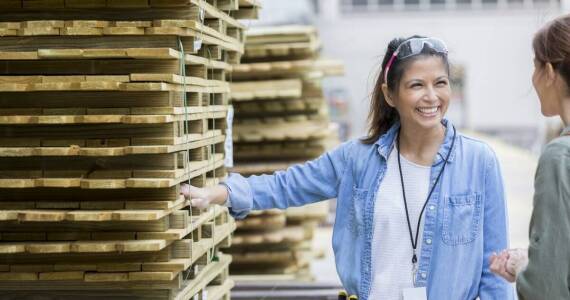 Jakie są zalety korzystania z lokalnych dostawców materiałów budowlanych w kontekście dachów?