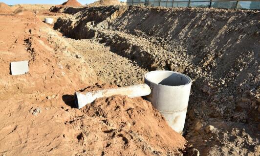 Jakie są najczęstsze wyzwania podczas realizacji wykopów pod fundamenty?