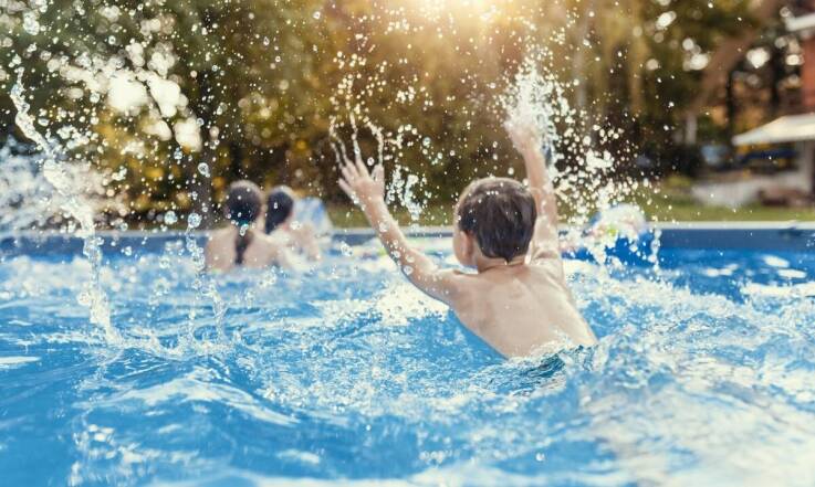 Jakie formy aktywności fizycznej można łączyć z nauką pływania?