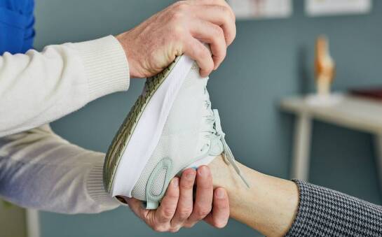 Jakie style butów sportowych damskich są najbardziej uniwersalne i dostępne w promocji?