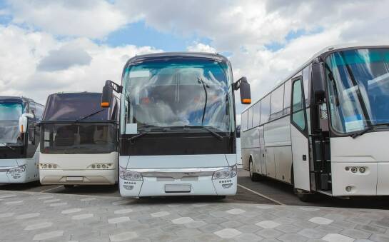 Jakie są zalety wynajmu autokarów w Łodzi na transport dla instytucji publicznych?
