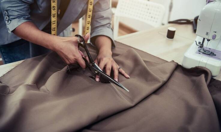 Jakie są zalety szycia mundurów na miarę dla służb mundurowych?